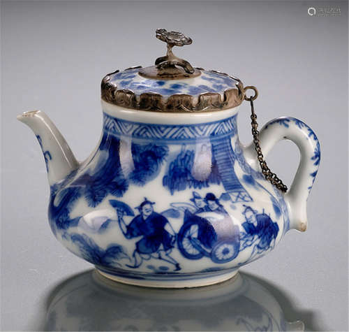 A BLUE AND WHITE SMALL WINE POT AND COVER WITH SILVER MOUNTS
