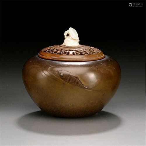 A BRONZE KORO DECORATED WITH A CARP AND WITH WOOD COVER, Japan, Marked Yûsen (?) sei, Meiji period - Former property from a European private collection - Minor wear, ivory knob chipped