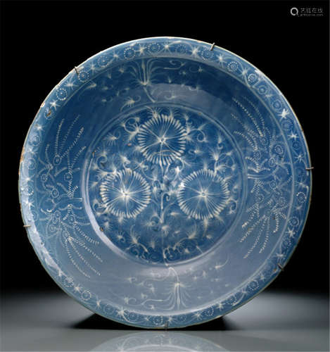 A LARGE SWATOW SLIP-DECORATED BLUE-GROUND BOWL, China, Wanli period