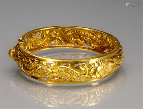 A 14 K YELLOW GOLD BANGLE DECORATED WITH DRAGON AND PHOENIX