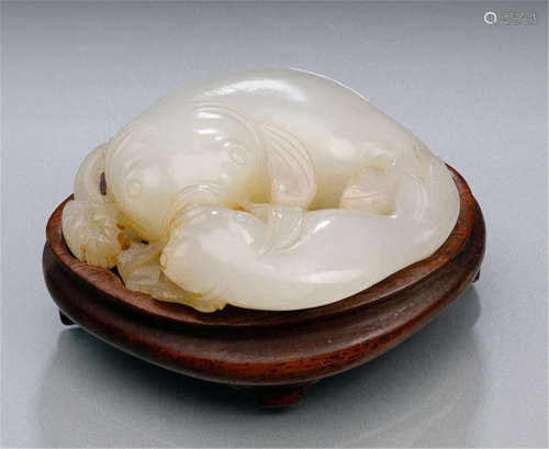 A JADE CARVING IN THE SHAPE OF TWO CARPS