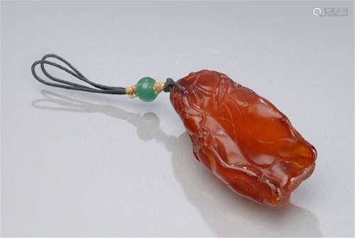 A FINE CARVED AMBER FINGER CITRON PENDANT WITH FLOWERS