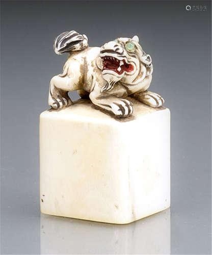 A CARVED IVORY SEAL WITH LUDUAN FINIAL