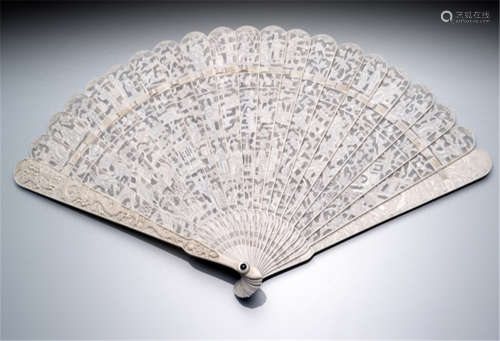 A FINE PIERCED AND CARVED BRISÉE IVORY FAN WITH FIGURES SET IN A GARDEN, China, Canton, 19th ct. - Ivory, densely and meticulously cut motifs, the cover sticks carved with dragon relief - Provenance: Purchased from Nagel Auktionen, Stuttgart, Sale 305, 08.12.1983, no. 3262 - Very minor losses