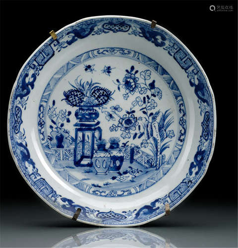 TWO BLUE AND WHITE EXPORT PORCELAIN PLATES AND A JAR AND COVER, China, 18th/19th ct