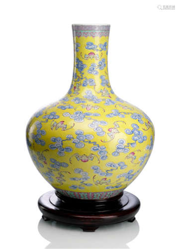 A LARGE YELLOW-GROUND BATS AND CLOUDS PORCELAIN BOTTLE VASE