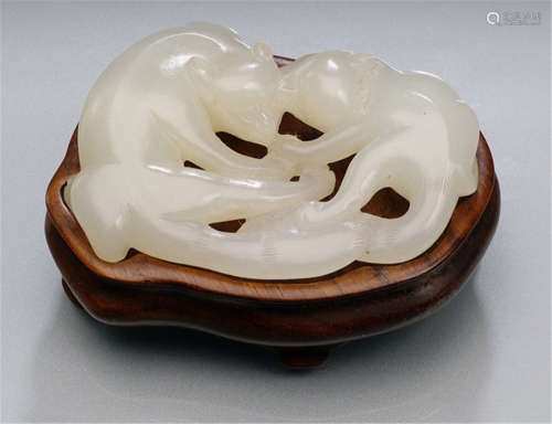 A JADE CARVING IN THE SHAPE OF TWO FOXES
