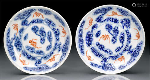 A PAIR OF BAT AND CLOUD IRON-RED AND UNDERGLAZE BLUE DECORATED PORCELAIN SAUCERS