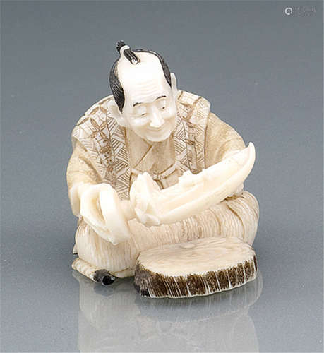 AN IVORY OKIMONO OF A SEATED MAN HOLDING A KANNON SCULPTURE, Japan, sealed Kôshin?, Meiji/Taisho period - Partly small, thin hairline cracks