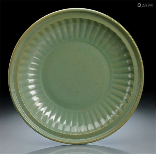 A GOOD CELADON-GLAZED PLATE, China, 17th/18th ct
