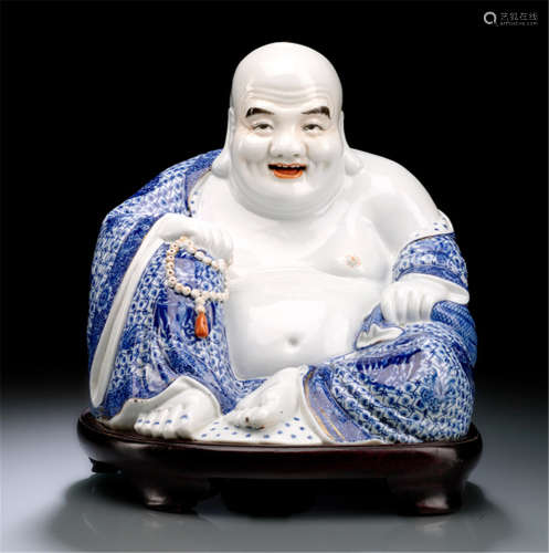 A BLUE AND WHITE PORCELAIN MODEL OF SEATED BUDAI