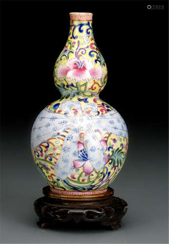 A SMALL DOUBLE GOURD VASE WITH POLYCHROME DECORATION
