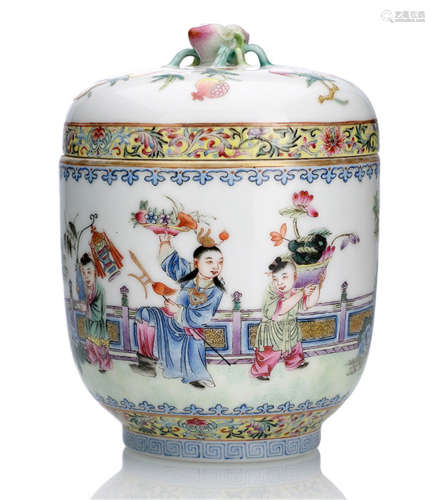 A FAMILLE ROSE PORCELAIN BOX AND COVER