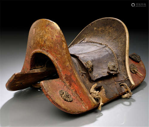 A WOOD AND LEATHER SADDLE, TIBET, 18th ct