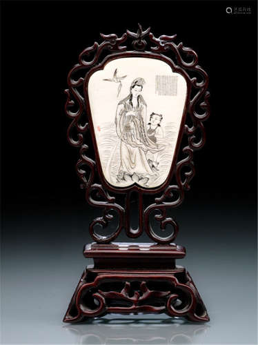 A SMALL WOOD STAND WITH AN IVORY PLATE DEPICTING GUANYIN AND A MICRO-ENGRAVED SUTRA