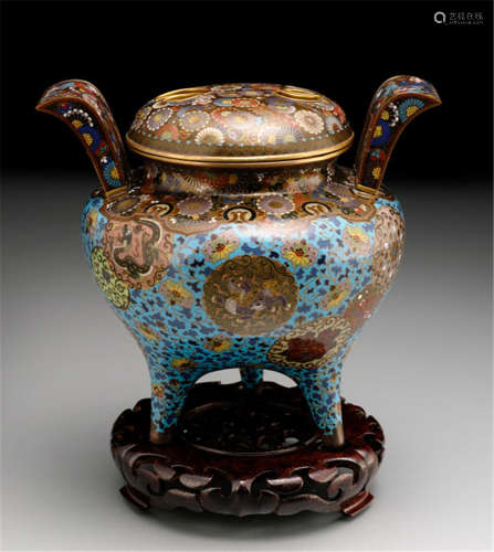A FINE CLOISONNÉ ENAMEL TRIPOD KORO, Japan, with elaborate floral and brocade patterns - Minor wear, otherwise good condition