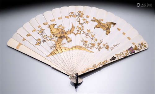 AN IVORY FAN WITH GOLD LACQUER DECORATION, Japan, Meiji period, both sides depicting two birds of prey in sprays of prunus trees, the ends with shibayama style inlaid decoration: inlaid figures and painted flowers, partly inlaid with mother-of-pearl and metall works -  Provenance: Purchased from Kunst- und Auktionshaus Reimann & Monatsberger, Stuttgart, 17.09.1982, Nr. 214 - Minor wear, small areas repainted