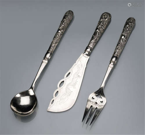A THREE-PART CUTLERY SET IN A CASE