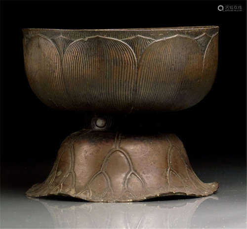 A FOOTED KORO IN THE SHAPE OF A LOTUS, Japan, 19th Ct. - Property from a Flemish private collection, bought before 2015 - Traces of age, short crack to stand