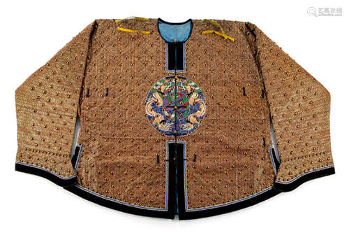 A FINE IMPERIAL ARMOUR, China, late Qing dynasty - Consisting of trousers, jacket, shoulder and collar, the original helmet lost. Dense woven pattern of metal-wrapped thread, silk embroidery, gilt brass - Cf. a similar armour of a Chinese general dated to 1900 in the collection of the Kelvingrove Art Gallery and Museum - Good condition, velvet borders slightly worn