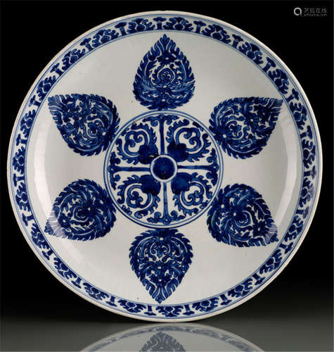 A LARGE BLUE AND WHITE PORCELAIN DISH WITH A CENTRAL MEDALLION OF STYLISED PETALS AND PALMETTES AFTER ISLAMIC TEXTILE ART, China, Kangxi period