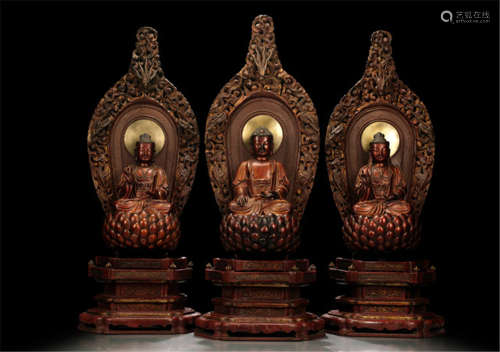 A RARE GROUP OF THREE RED DRY-LACQUERED AND WOOD FIGURES OF BUDDHA SHAKYAMUNI AND A PAIR OF BODHISATTVAS
