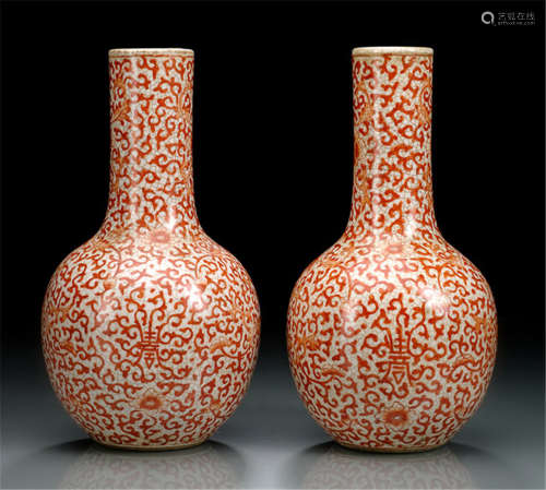 A PAIR OF VASES WITH CORAL-RED FLORAL DECOR AND CRAQUELURE