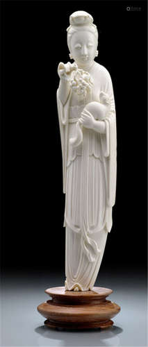 A FINE IVORY CARVING OF AN ELEGANT LADY HOLDING A SQUIRREL AND A BUNCH OF GRAPES, China, Repblic period - Good condition