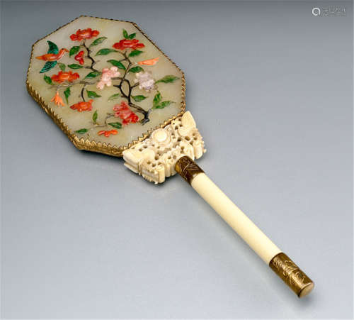 A MIRROR WITH IVORY HANDLE AND FLORAL PATTERN MADE OF JADE AND CHALZEDONY