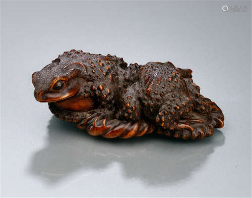 A WOOD OKIMONO OF A PAIR OF TOADS, Japan, signed Masanao, 19. Jh., two carved toads seated on an old straw sandal - Property from a German private collection, acquired before 1996 - Minor wear