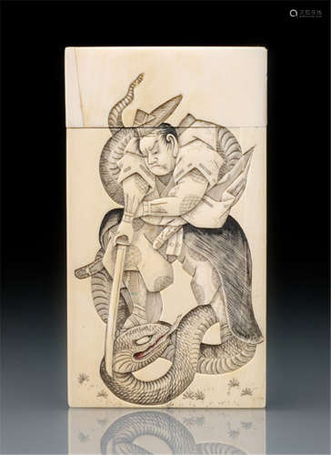 AN IVORY CARD CASE WITH CARVED DECORATION OF A SAMURAI FIGHTING WITH A SNAKE, Japan, signed Shûsen and kaô, Meiji period - Property from an old South German private collection, assembled between 1960 and 1980, by inheritance to the present owner - Few fine hairline cracks, one side at the cover re-stuck