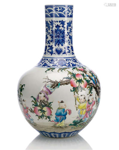 A FAMILLE ROSE PORCELAIN VASE WITH PLAYING CHILDREN AND PEACH TREE