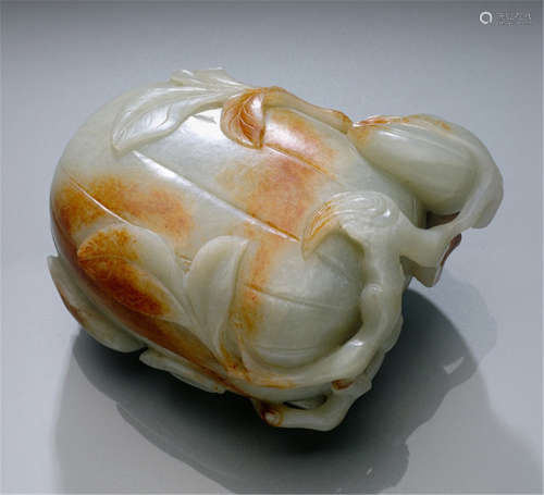 A GOOD RUSSET AND GREEN JADE MELON-SHAPED BOX AND COVER, China, 18th/19th ct