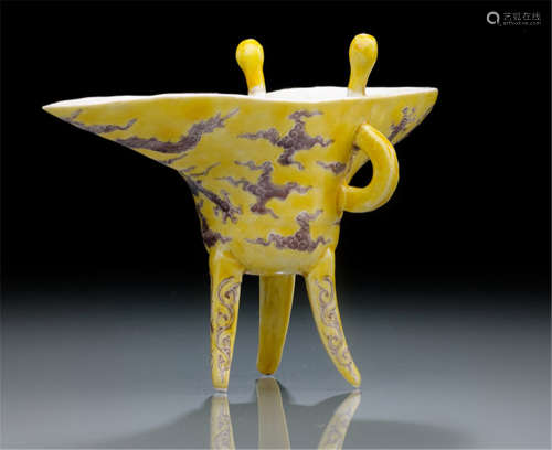 A SMALL YELLOW PORCELAIN JUE WITH DRAGON DECORATION