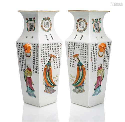 A PAIR OF FOUR-SIDED VASES WITH A POLYCHROME DECOR OF HISTORICAL FIGURES AND POEMS