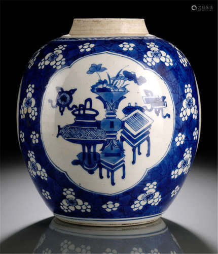 Underglaze blue jar, decorated with antiquities