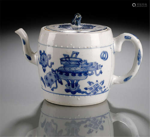 A BLUE AND WHITE TROMMEL-SHAPED BLUE AND WHITE TEAPOT AND COVER
