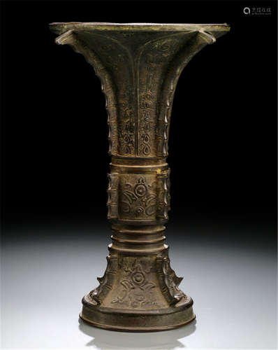 A GU SHAPED BRONZE VASE IN ARCHAIC STYLE