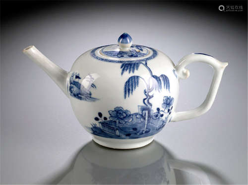 A BLUE AND WHITE 'NANKING CARGO' TEAPOT AND COVER