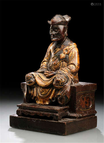 A PARCEL GILT-LACQUER WOOD FIGURE OF A LAMA, CHINA, 17th/18th ct