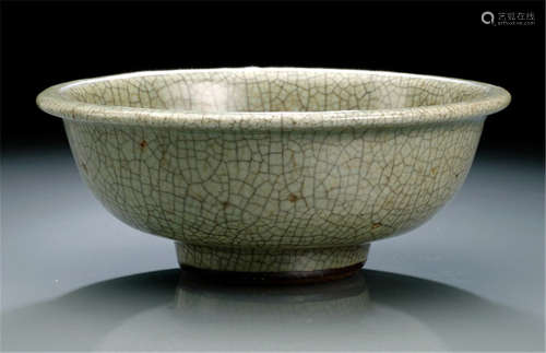 A CRACKLED SELADON GLAZED BOWL, China, 18th/19th ct