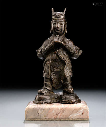 A BRONZE FIGURE OF A STANDING GUARDIAN, China, 17th/18th ct