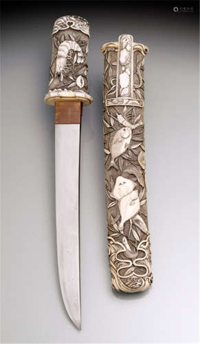 AN IVORY TANTÔ, Japan, signed Kôshi (Mitsushi), Meiji period, scabbard and hilt with fine carvings of sea creatures such as shells, various fishes, an octopus and crustaceans, ivory kozuka decorated with shells - Minor wear, otherwise good condition, the blades with slight traces of age