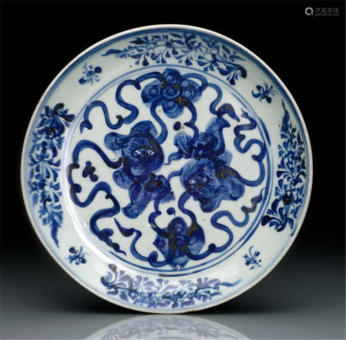 AN UNDERGLAZE BLUE PLATE WITH FLORAL DECORATION AND PLAYING BUDDHIST LIONS