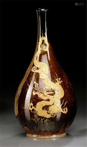 A SATSUMA VASE, Japan, signed: Dai Nihon teikoku Kyôto Awata Kinkôzan tsukuru  kore. seal: Hyakuhyaku Gyoku-ô, the front decorated with a golden, swirling dragon on brown ground - Property from a German private collection, collected between the 1980s and 1990s - Wear