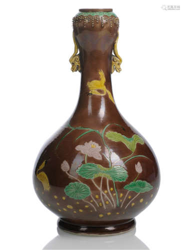 A FINE AND RARE BROWN-GROUND FAMILLE VERTE BISCUIT PORCELAIN BOTTLE VASE WITH LOTOS AND CRANE DECORATION