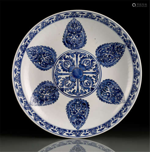 A LARGE BLUE AND WHITE PORCELAIN DISH WITH A CENTRAL MEDALLION OF STYLISED PETALS AND PALMETTES AFTER ISLAMIC TEXTILE ART, China, Kangxi period