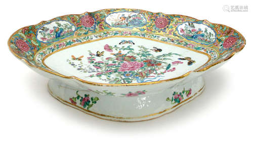 A LOBED PORCELAIN BOWL DEPICTING FLOWERS, China, 19th ct.