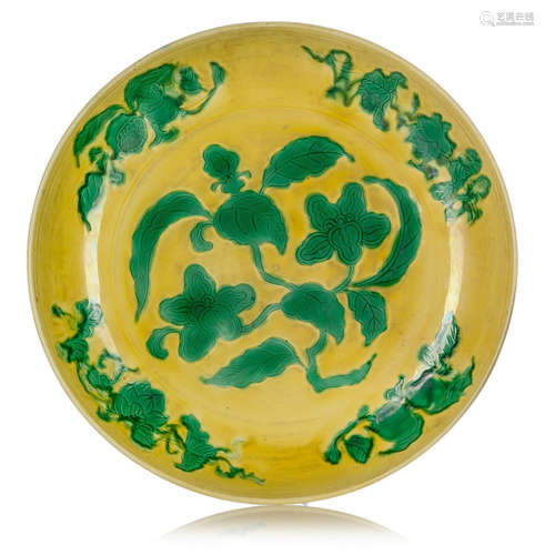 A YELLOW AND GREEN GLAZED PORCELAIN BOWL, China, 17th ct. or earlier, with Gardenia - Property from an old North German private collection, purchased in the 1960ies and 1970ies - Minor wear to glaze