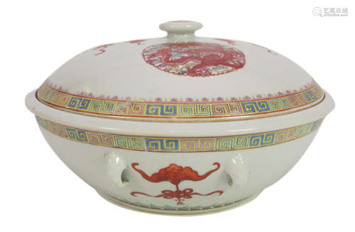 A POLYCHROME PORCELAIN TUREEN AND COVER DEPICTING DRAGONS AND PHOENIX IN MEDALLIONS AND BATS WITH KNOTS. China, Republic period - Property from a Belgian private collection, acquired between 1975 and 2010